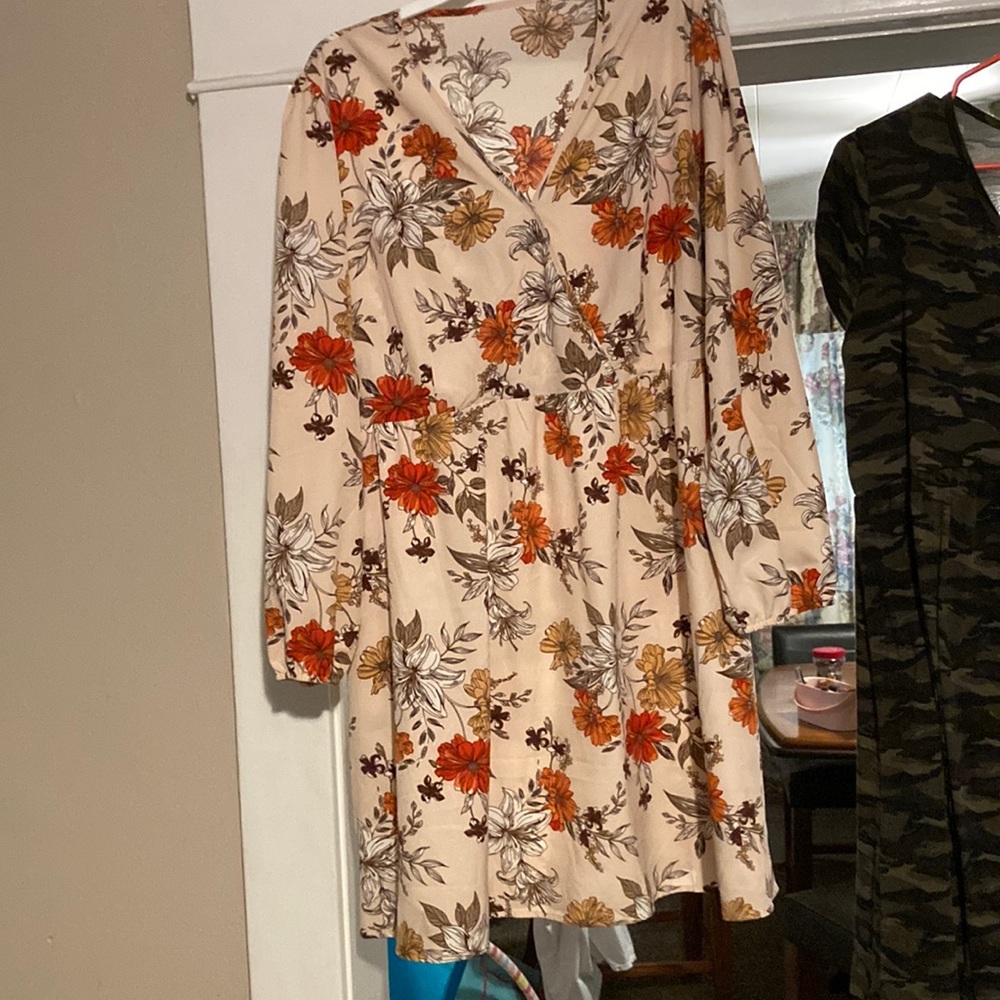 MIDI/mini dress super pretty. I believe it’s shein, no tag. Never worn.